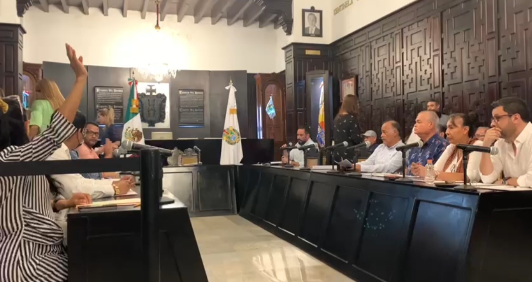 Regidoras de Veracruz abandonan sesión de cabildo en protesta por regidor acosador
