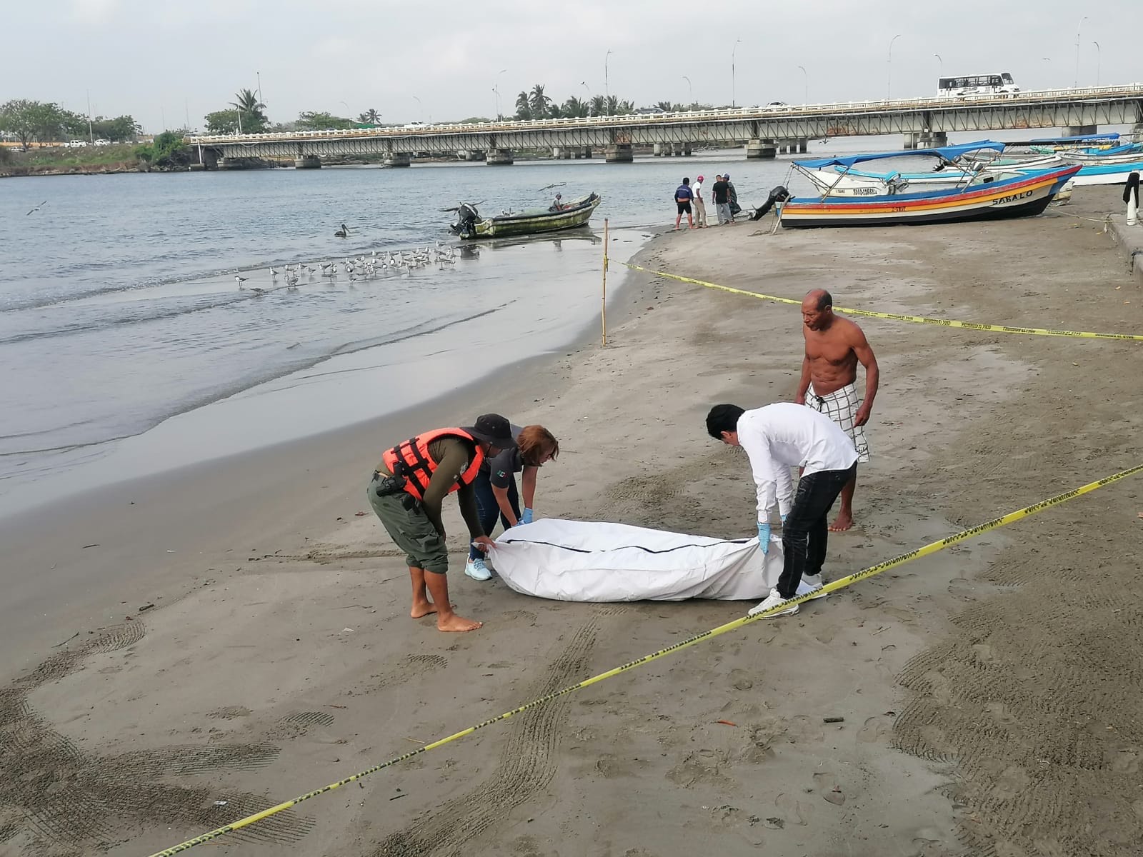 Localizan cuerpo flotando en desembocadura del río Jamapa