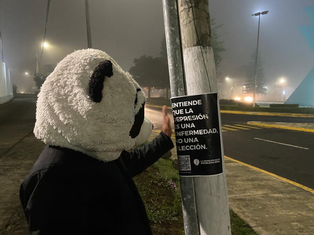 Estudiantes lanzan compaña para visibilizar la depresión mediante carteles en Xalapa