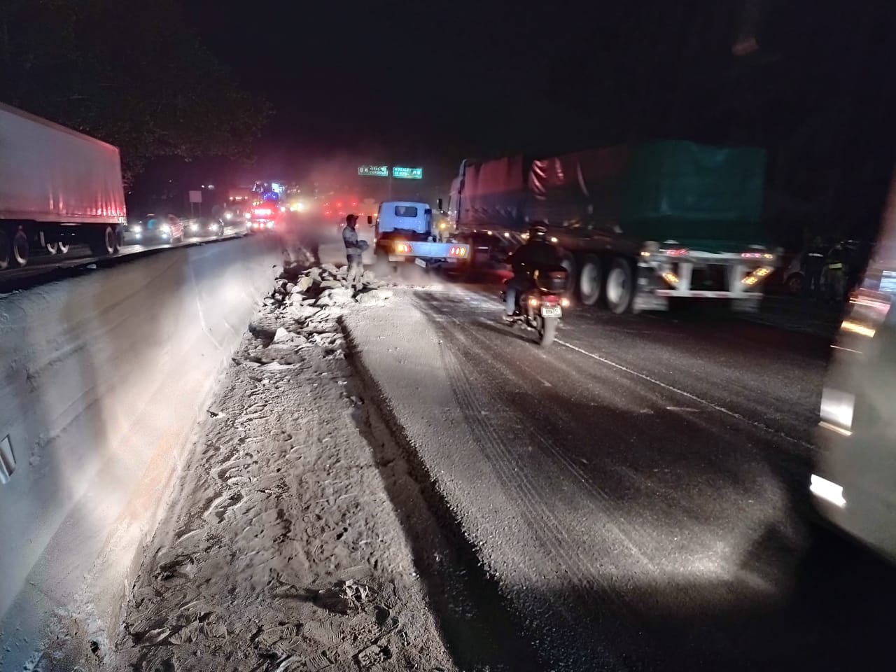 Camión se accidenta en la autopista Orizaba-Puebla, rapiñeros roban la carga