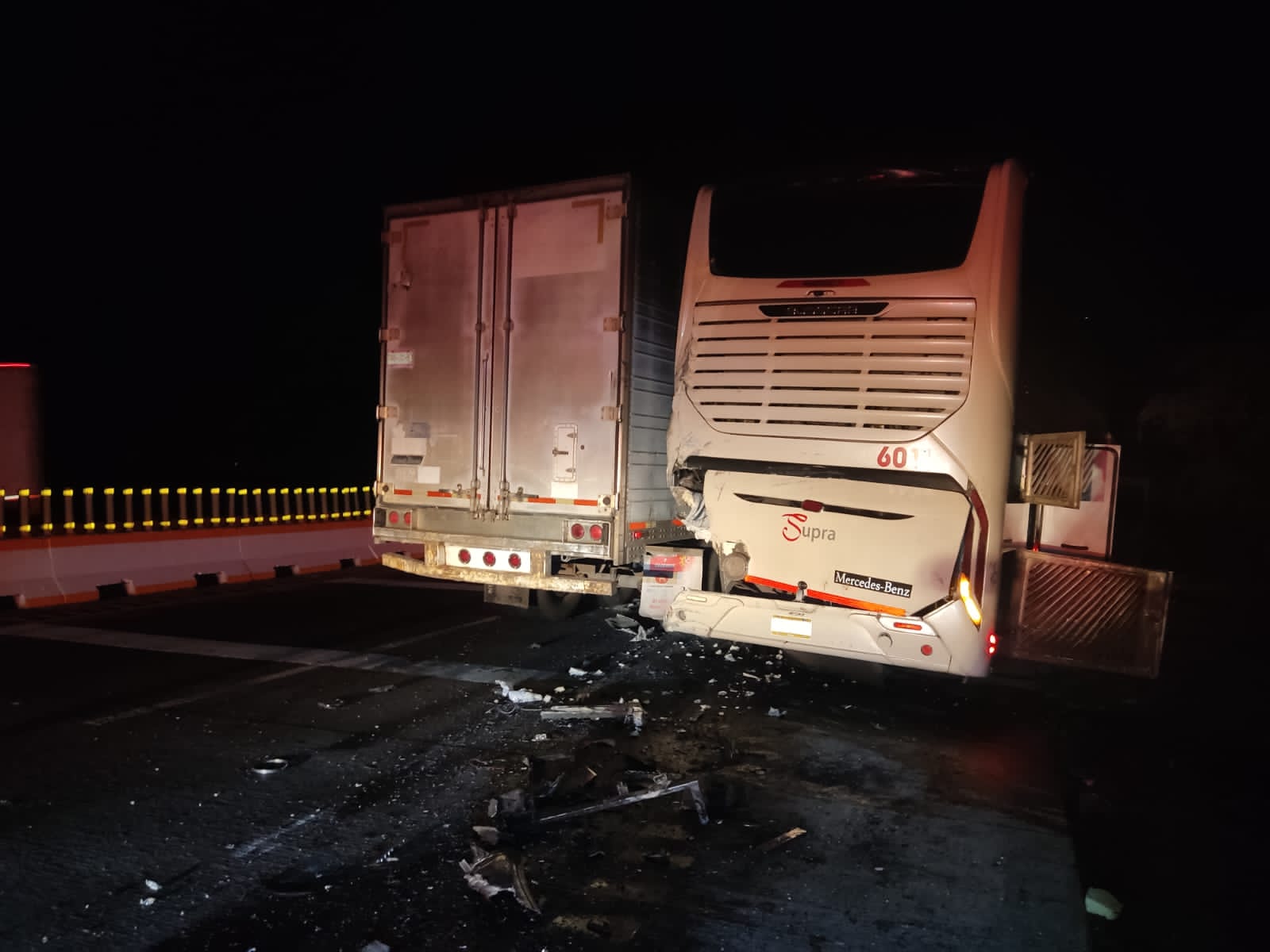 Chocan tráiler y autobús de turismo en la autopista Veracruz-Córdoba