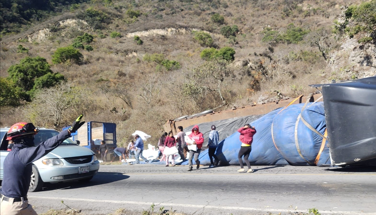 Rapiñeros vacían carga de tráiler accidentado en la autopista Orizaba-Puebla
