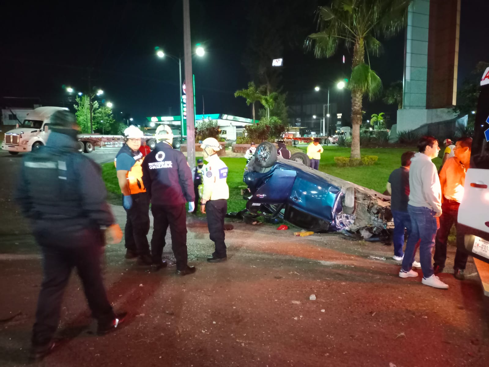 Vuelca auto particular en el Trébol de Escamela
