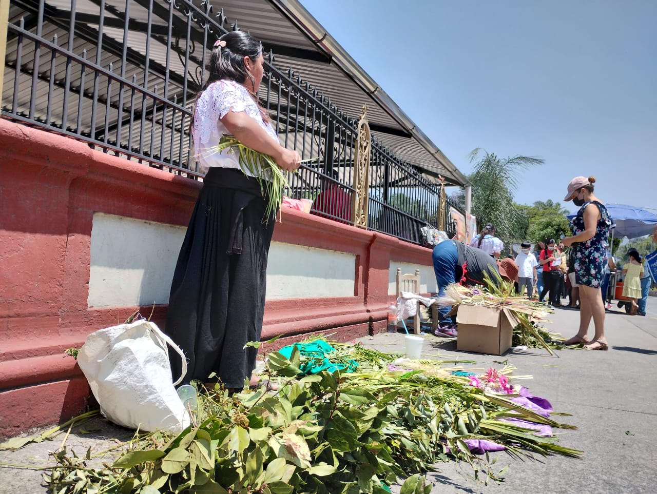 Domingo de Ramos representa mayores ingresos para artesanas y comerciantes de Necoxtla