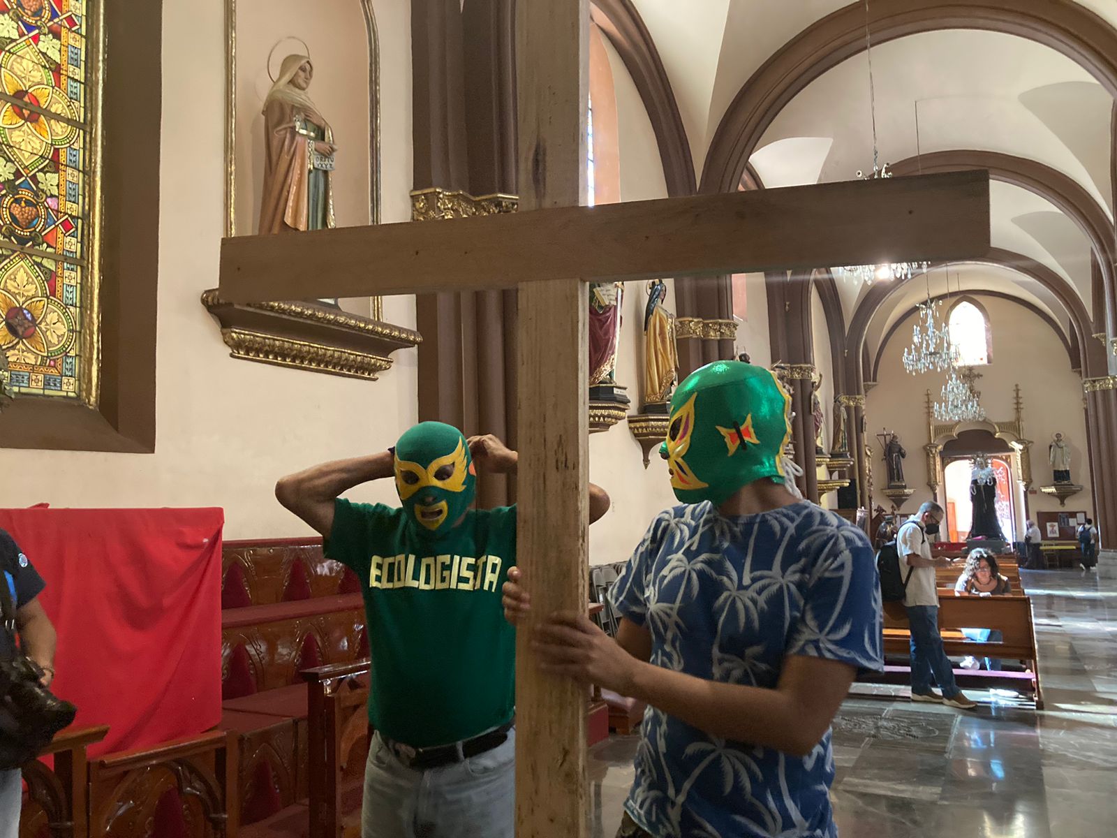Tras 38 años de realizar su viacrucis, el Ecologista Universal entrega la estafeta a Ecologista Jr.