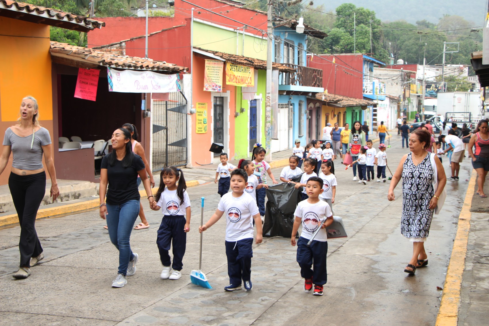 Habitantes de Jalcomulco se organizan para limpiar sus calles