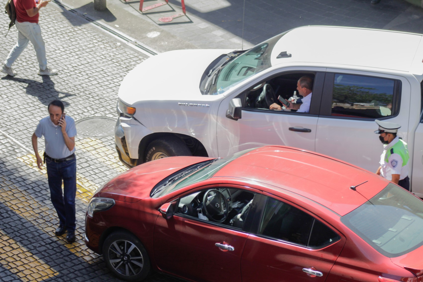 Camioneta de ayudantía del gobierno impacta a coche con adultos mayores