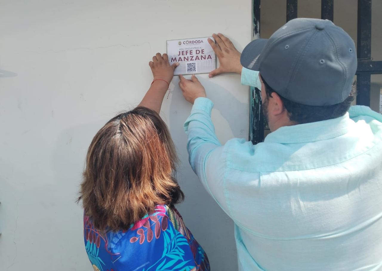 Ayuntamiento de Córdoba entrega placas de Jefes de Manzana