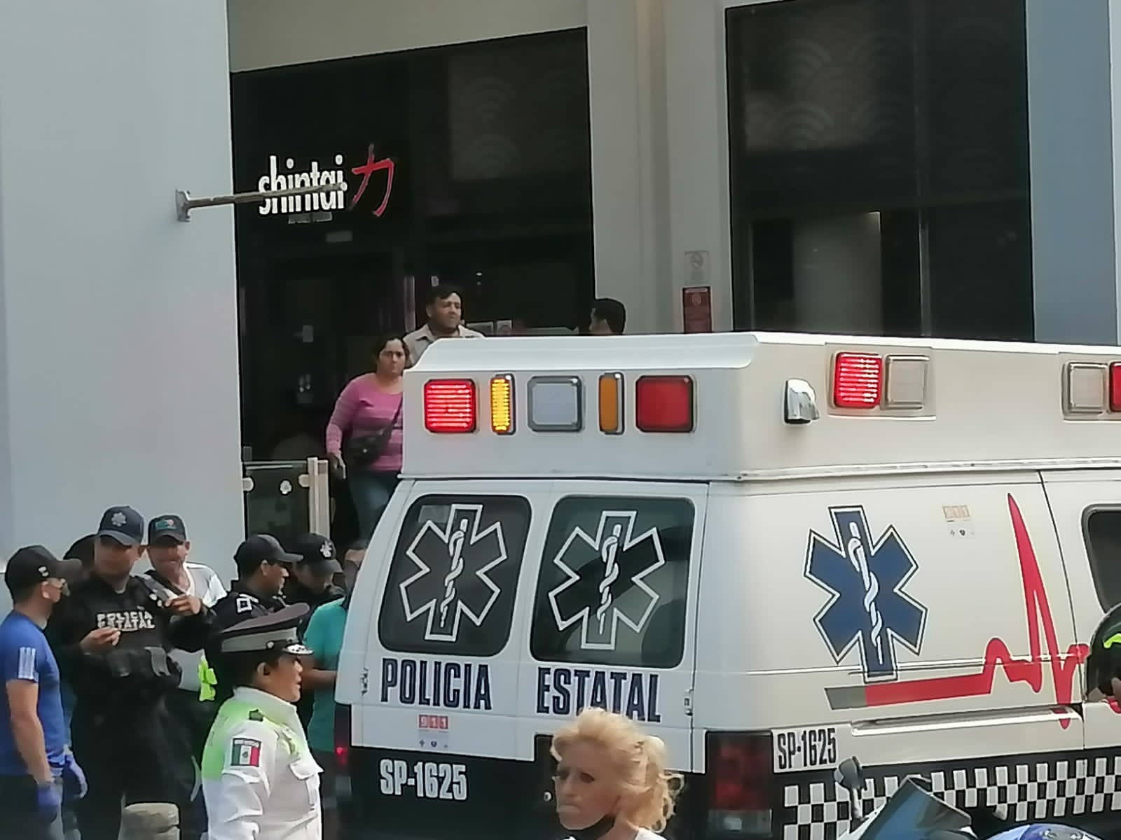 Niña cae de escalera eléctrica en la Plaza Zaragoza del centro de Xalapa