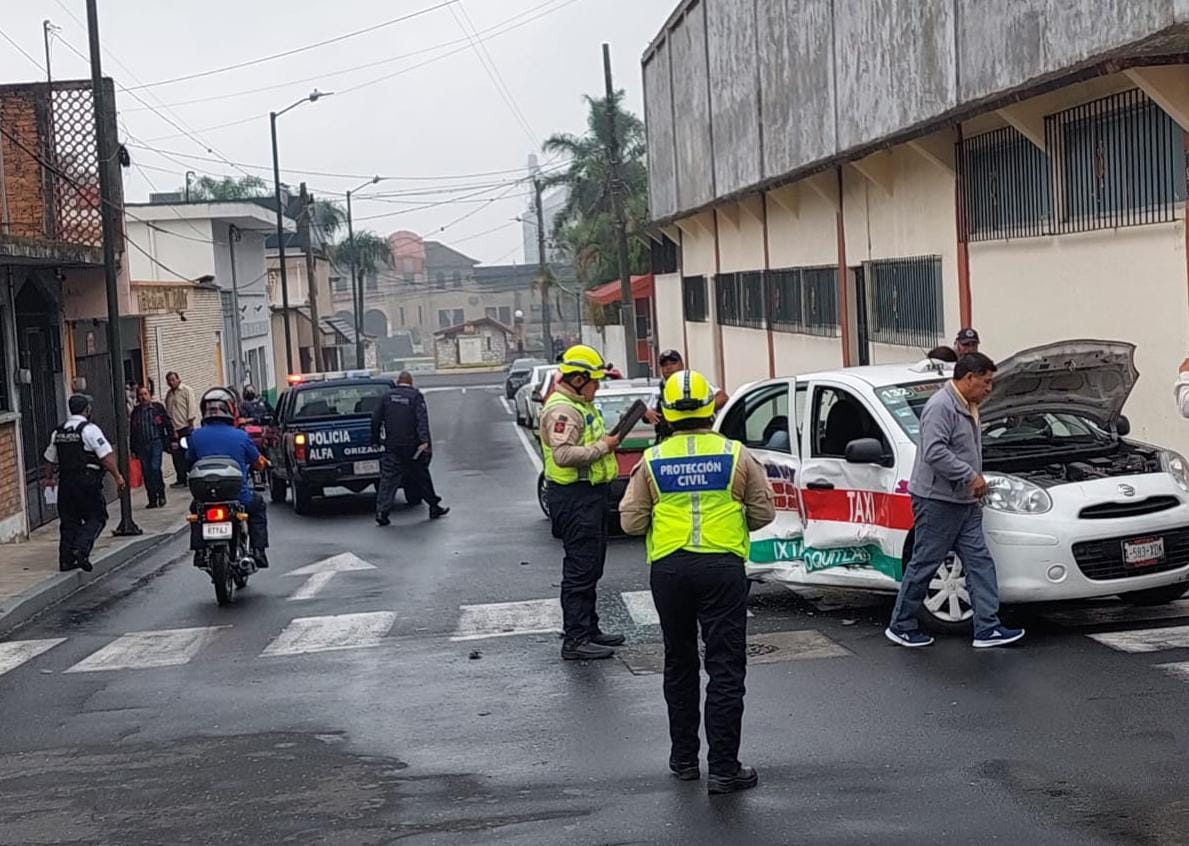 Patrulla de Orizaba contra taxi de Ixtaczoquitlán en pleno centro de Pluviosilla