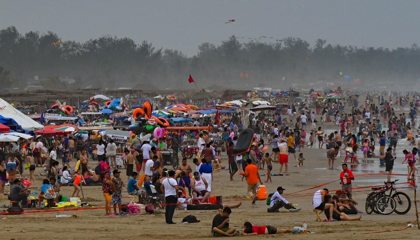 Frente frío no limita llegada de turistas a playas de Tuxpan