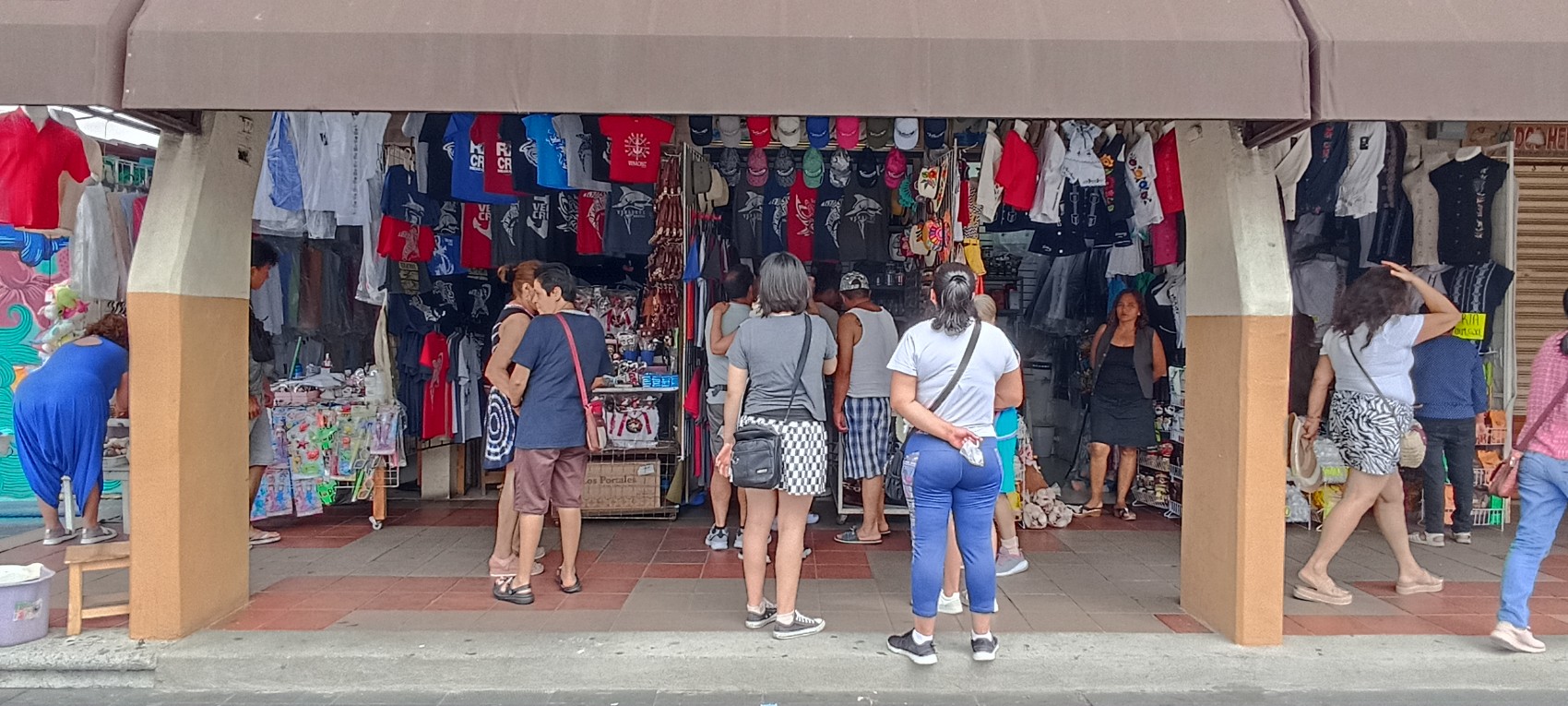 Se quedan sin luz más de 50 locales del mercado de Artesanías de Veracruz por más de 12 horas