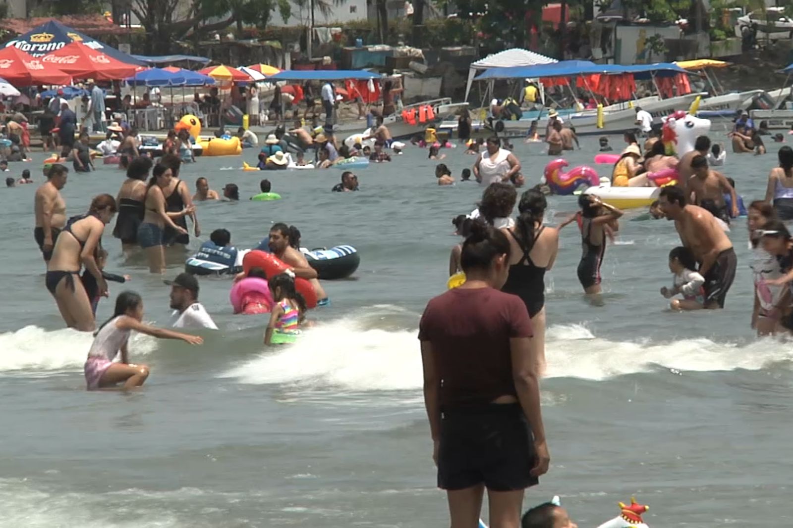 Abarrotan las playas de la zona conurbada en Viernes Santo pese a rachas de Norte