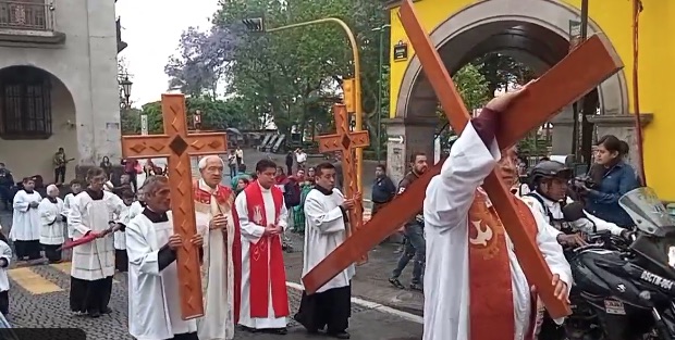 Viacrucis a favor de las familias que enfrentan momentos difíciles en Xalapa