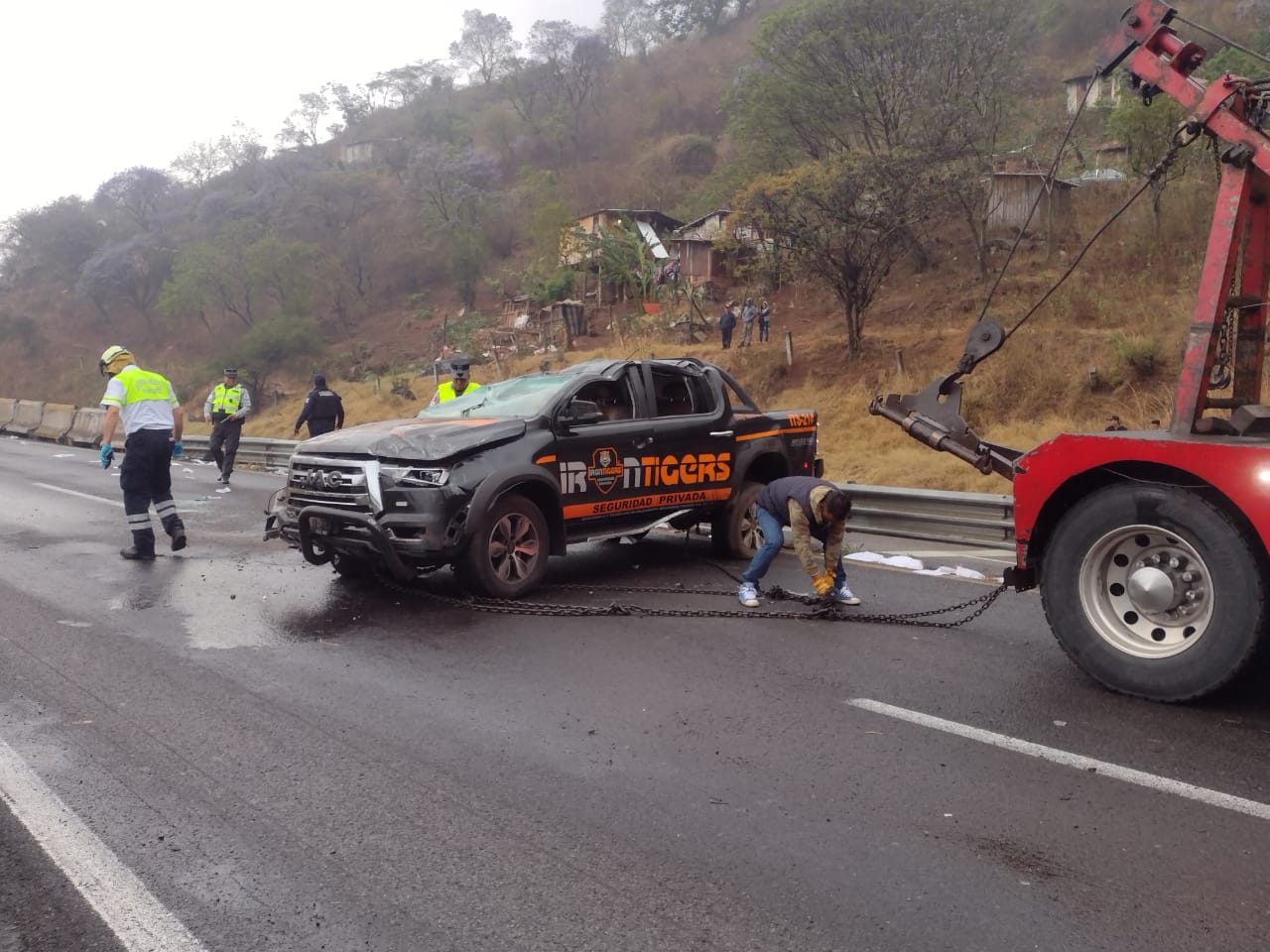 Vuelca camioneta de seguridad privada en Nogales