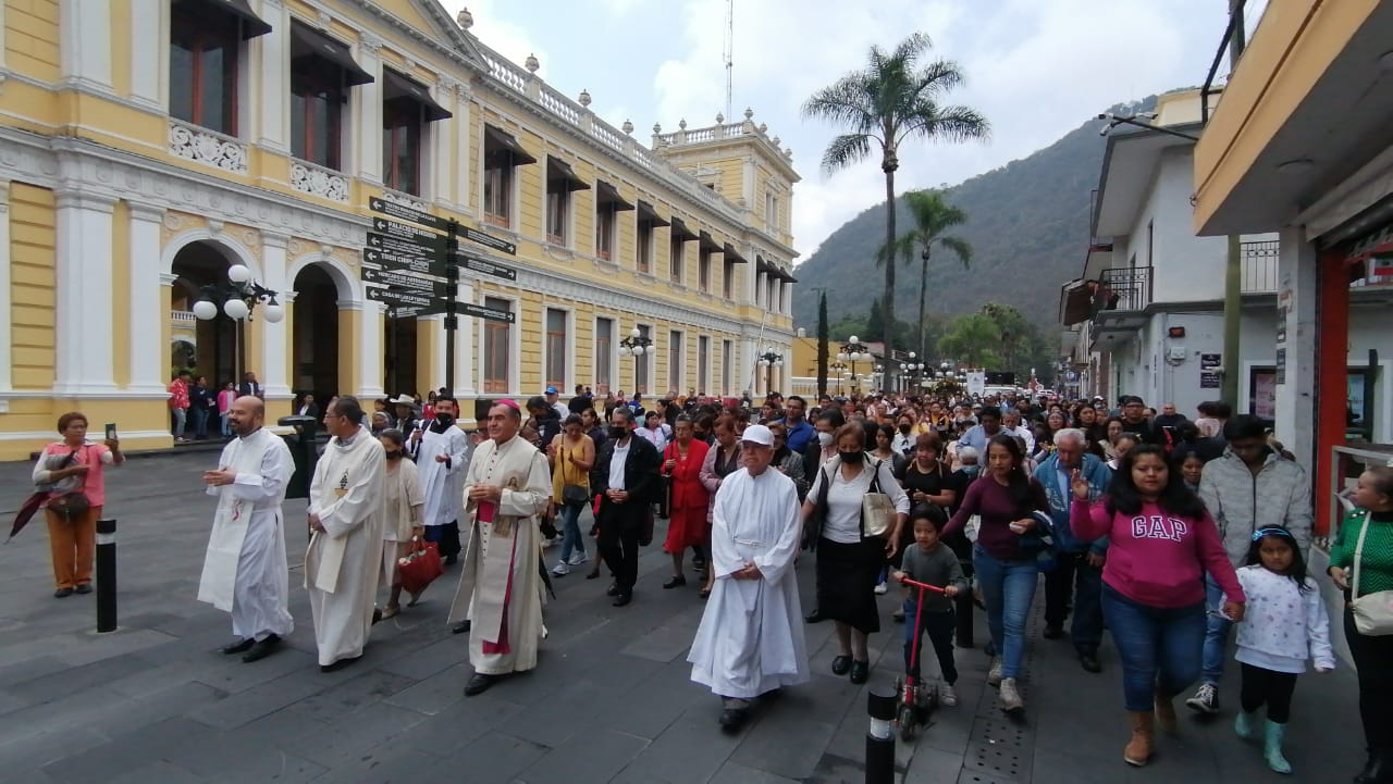 Nutrida participación en la procesión del cirio pascual en Orizaba