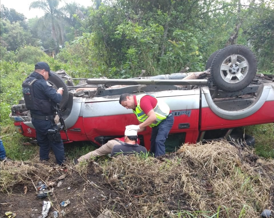 Dos heridos deja choque de camioneta contra tráiler en Fortín