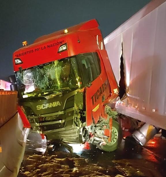 Tráiler choca contra muro de contención en la autopista La Tinaja-Córdoba