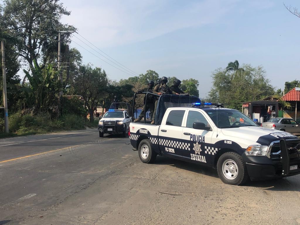Arrojan bolsas negras con restos humanos en Tihuatlán