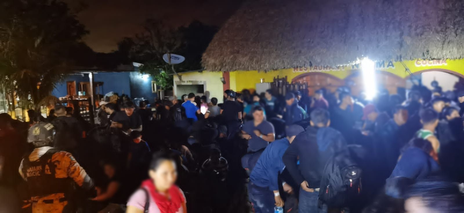 Abandonan a 209 migrantes en caja de tráiler en el sur