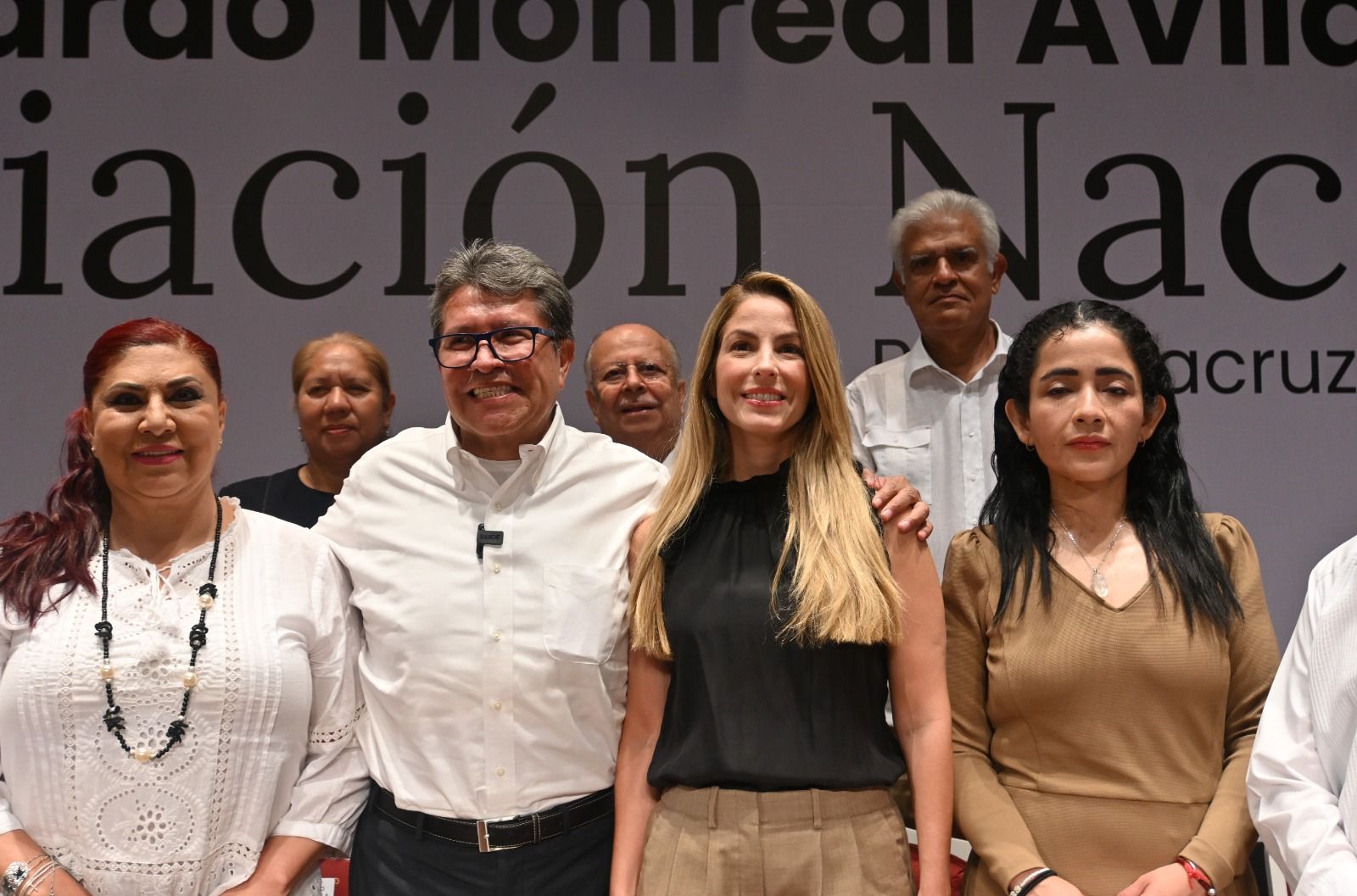 Lobeira de Yunes asiste a la conferencia impartida por el senador Monreal en el teatro Clavijero