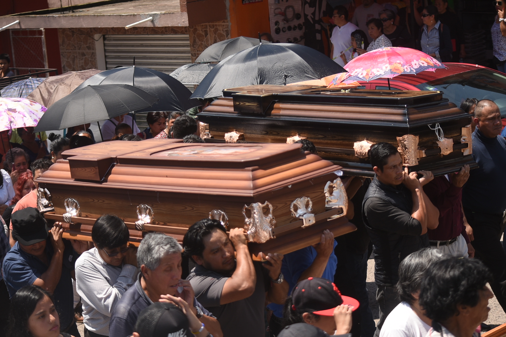 En Banderilla despiden a siete integrantes de familia fallecida en accidente