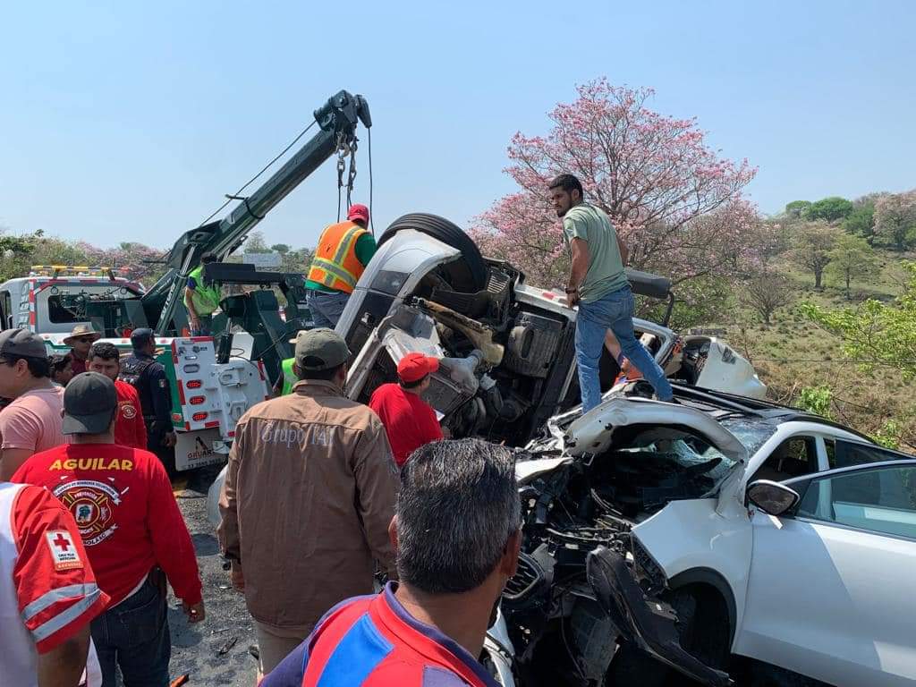Siete heridos al volcarse tráiler e impactar dos vehículos en la carretera 180