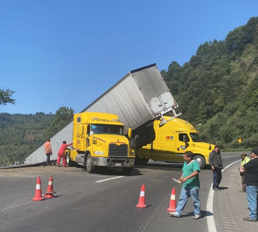 Tráiler cae a barranco en las cumbres de Maltrata