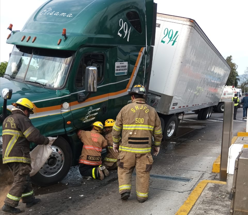 Tráiler se queda sin frenos en la caseta de Fortín