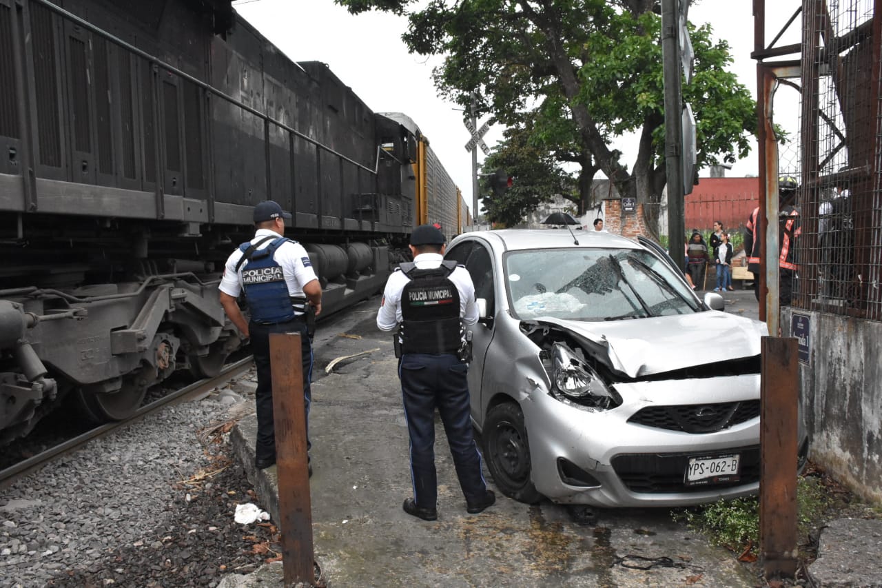 Joven lesionado al intentar ganarle el paso al tren en Orizaba