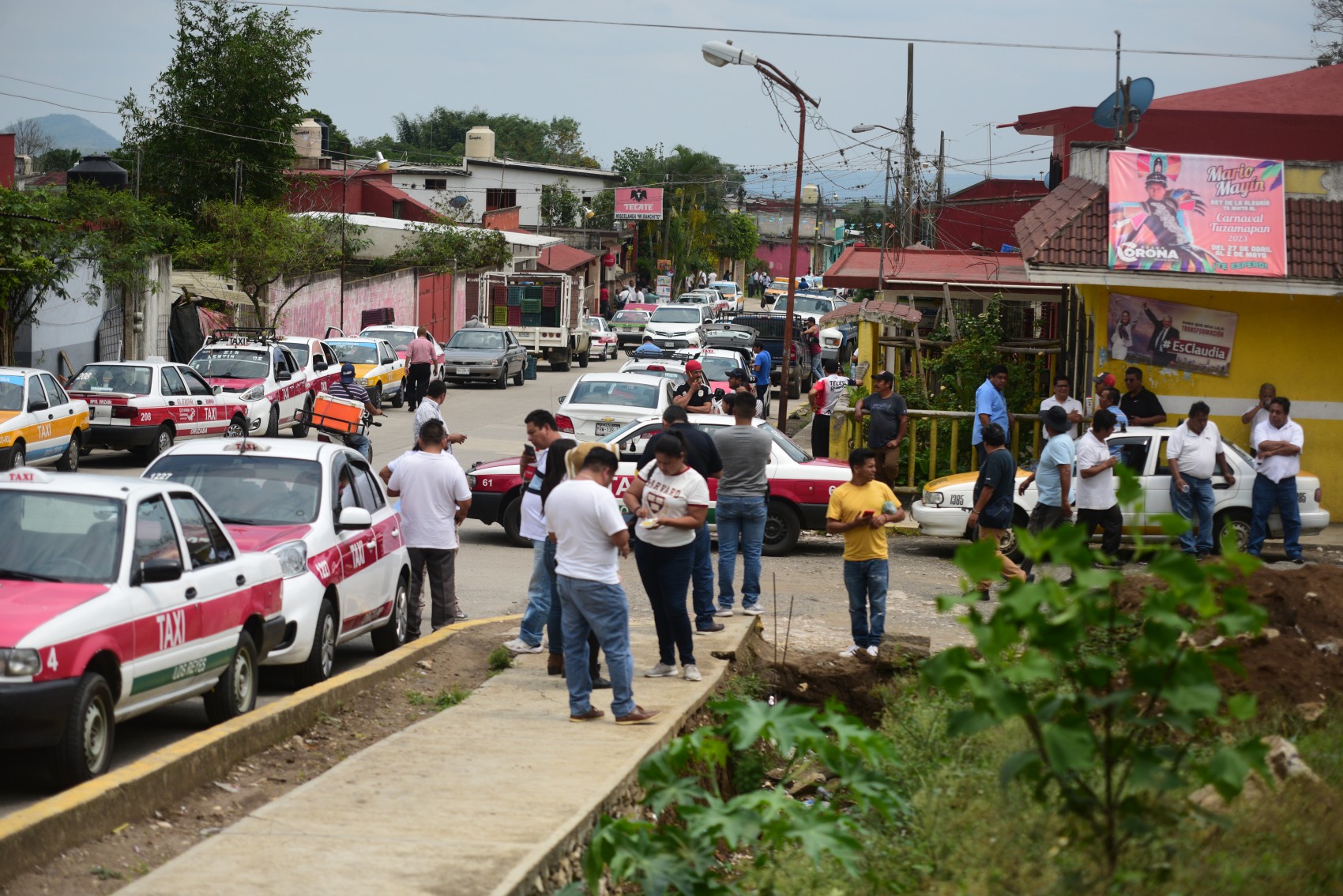 Taxistas de Orizaba se reúnen en Jalcomulco con autoridades, operativo fue excesivo, afirman