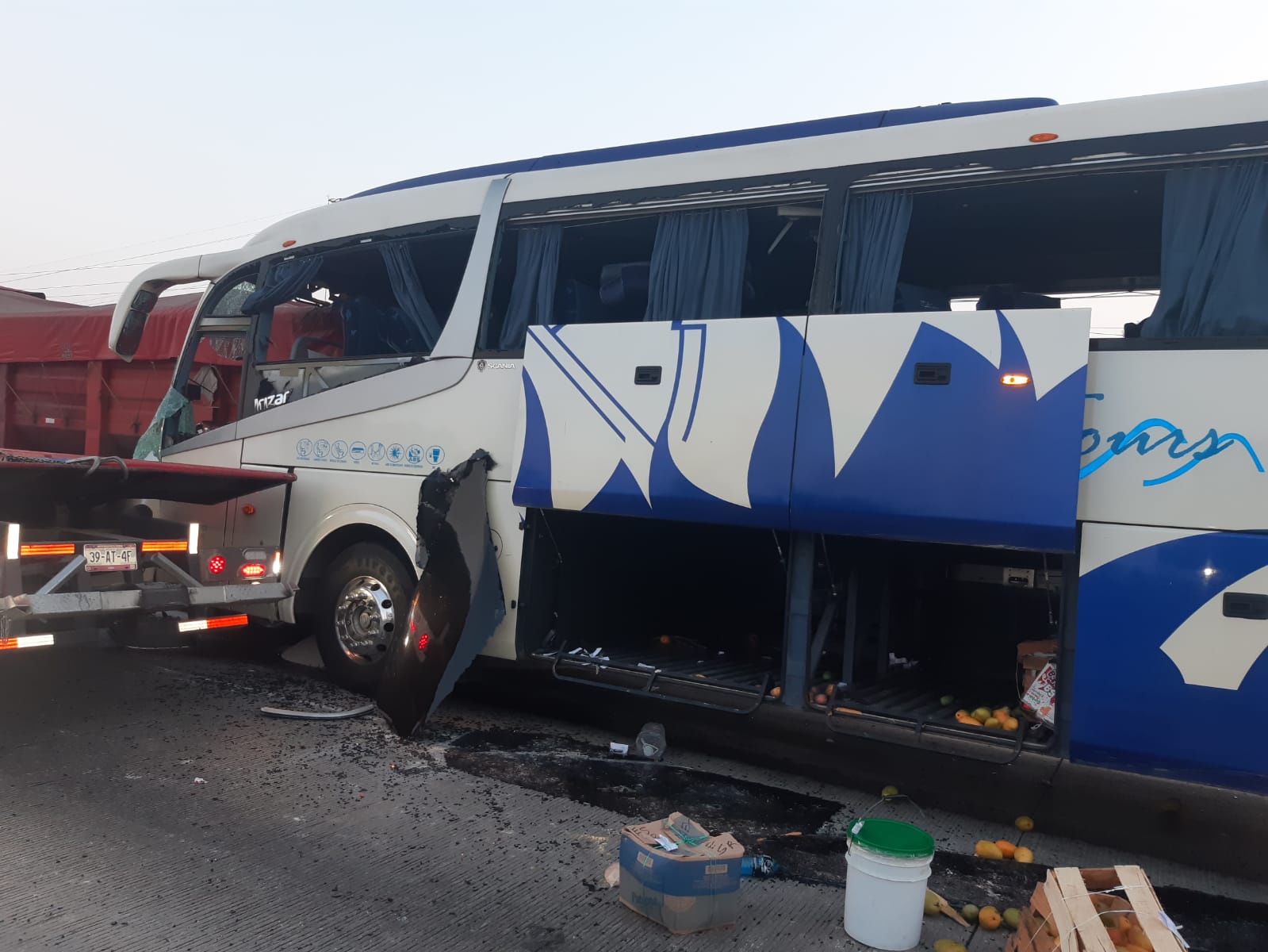 Deja 26 lesionados accidente entre tráiler y autobús de turismo en Acatzingo