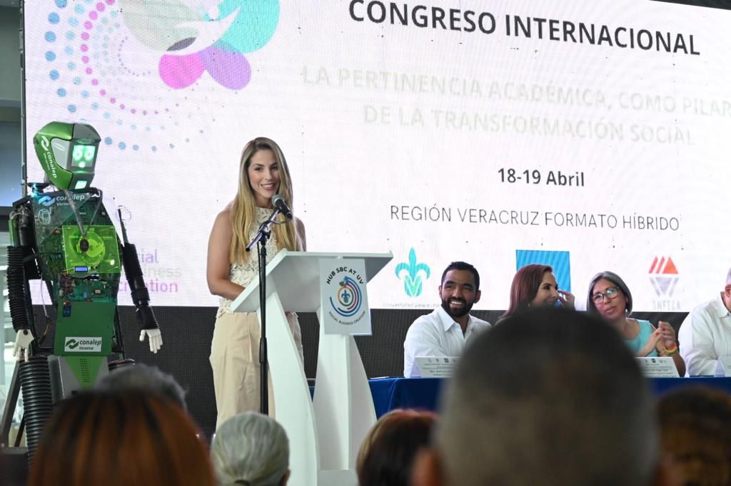 Participa alcaldesa de Veracruz en la inauguración de Congreso Internacional de la UV