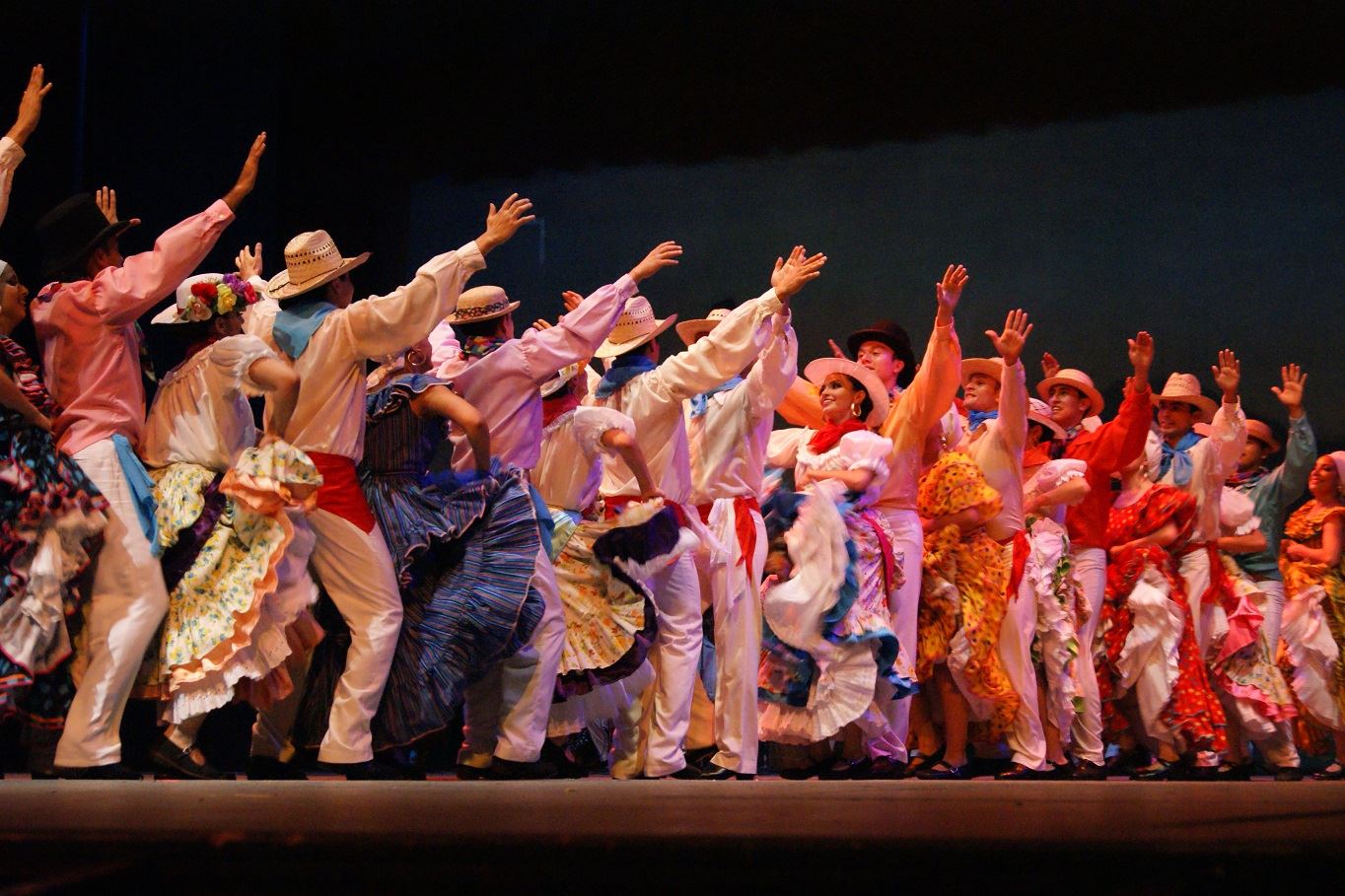 Presentan IVEC y UV el programa dancístico Latinoamérica Es