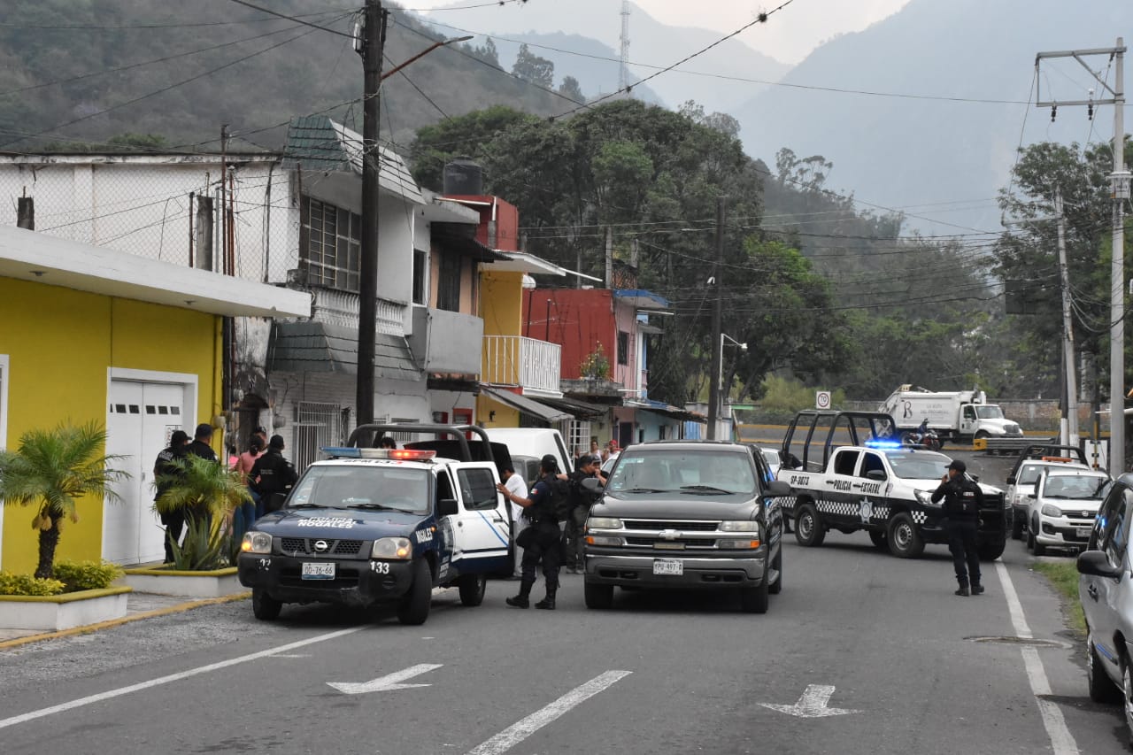 Mujer muere al caer accidentalmente y enterrarse un cuchillo en el cuello