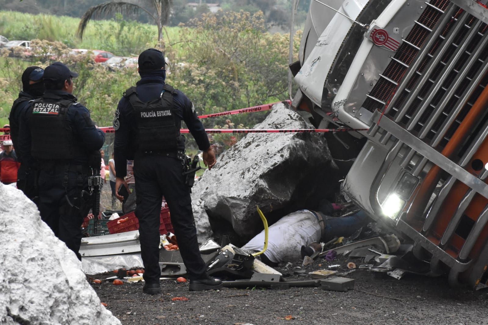 Identifican a dos hombres fallecidos en volcadura de torton en Nogales