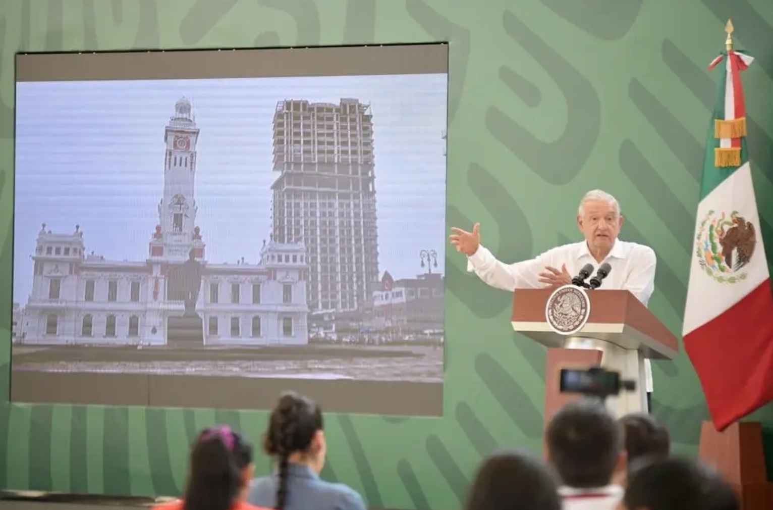 Juez que avaló Torre Centro debe ser denunciado ante Fiscalía, Poder Judicial no hace nada: AMLO