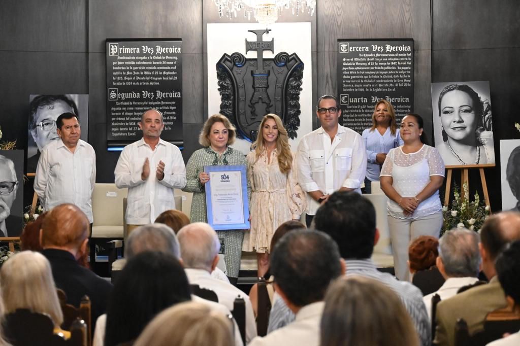 Entrega alcaldesa reconocimientos, en su segunda edición, a Forjadores de Veracruz
