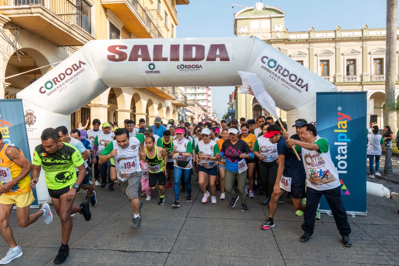 Participan 300 corredores en Carrera del Libro