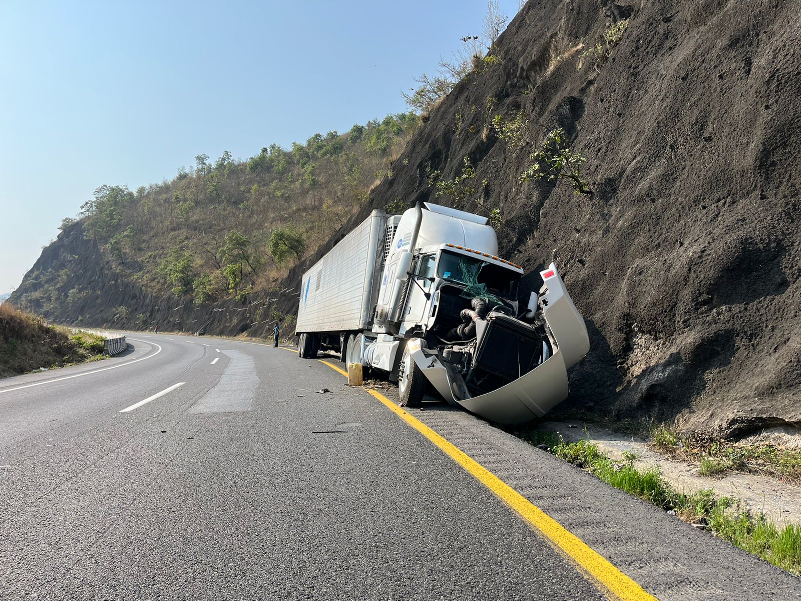 Se accidentan dos unidades de carga en la autopista Orizaba-Puebla