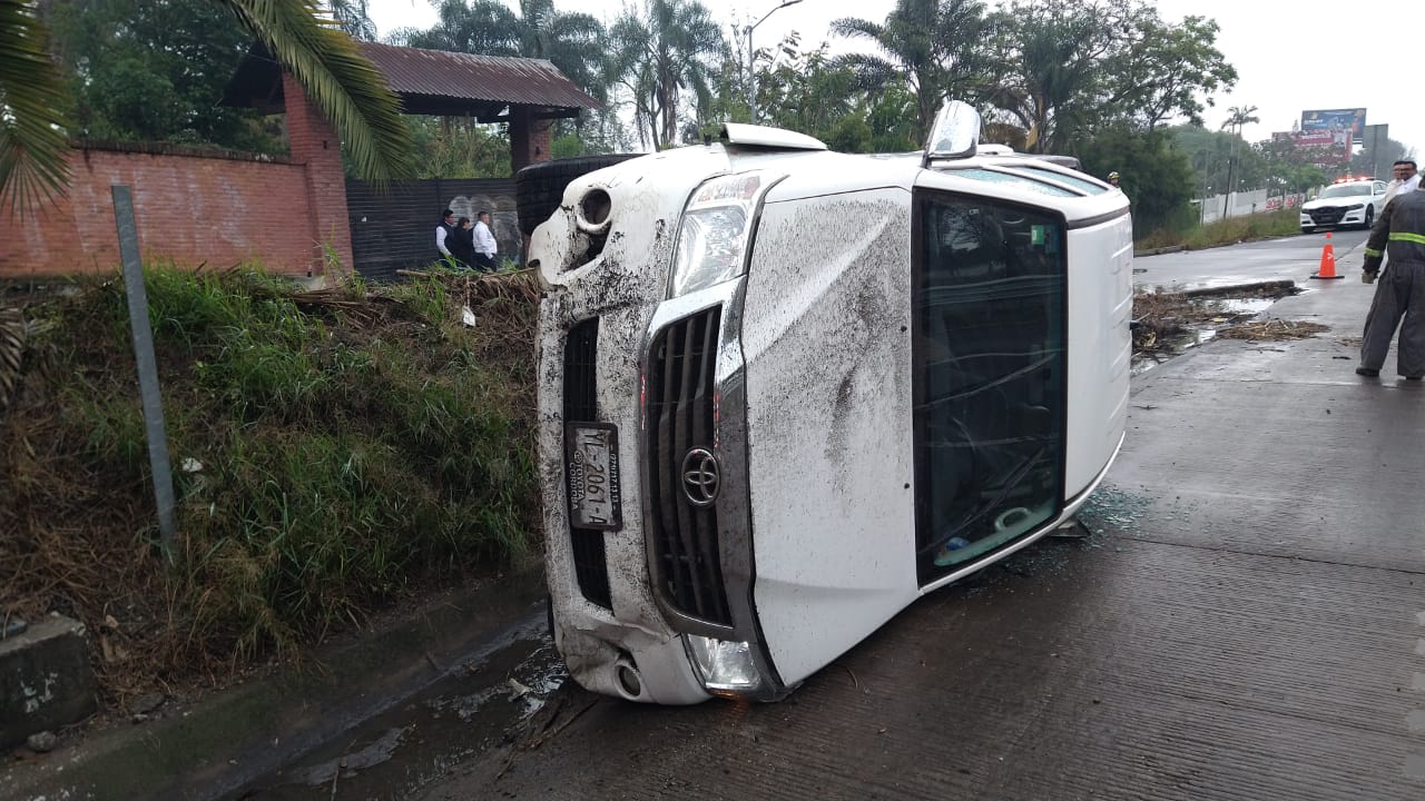 Vuelca camioneta particular en Fortín