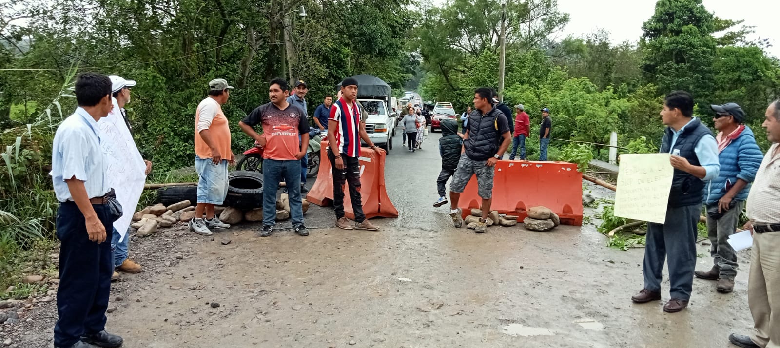 Habitantes de Misantla bloquean carretera a Martínez, exigen reparación del puente Culebras