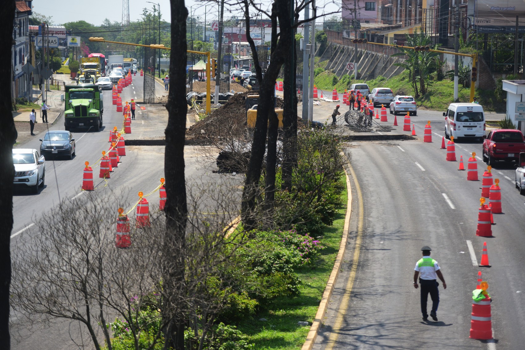 Con dos meses de retraso abren paso parcial por puente vehicular de Las Trancas