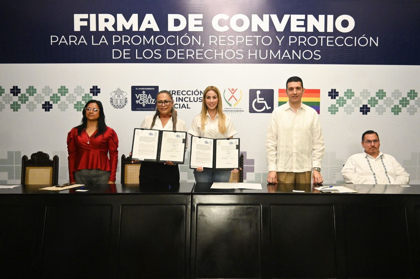 Firma Paty Lobeira de Yunes convenio de colaboración con la CEDH