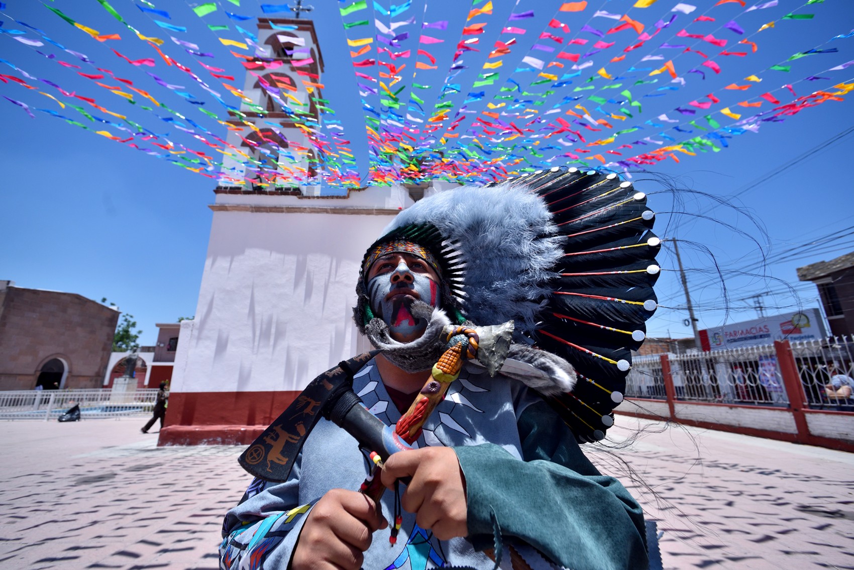Cada año en el mes de mayo, las calles de la localidad de Valtierrilla, en el municipio de Salamanca Guanajuato, se llena de colores, danza y devoción con sus cuadrillas de apaches, el festejo de la Santa Cruz