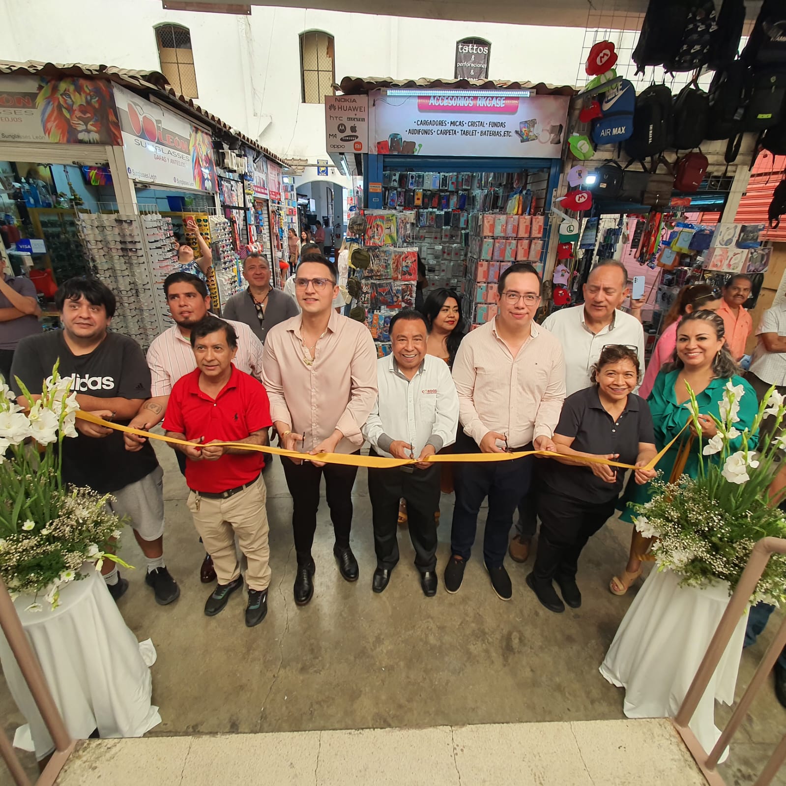 Autoridades de Córdoba y comerciantes celebran 20 Aniversario de Comercial La Garza