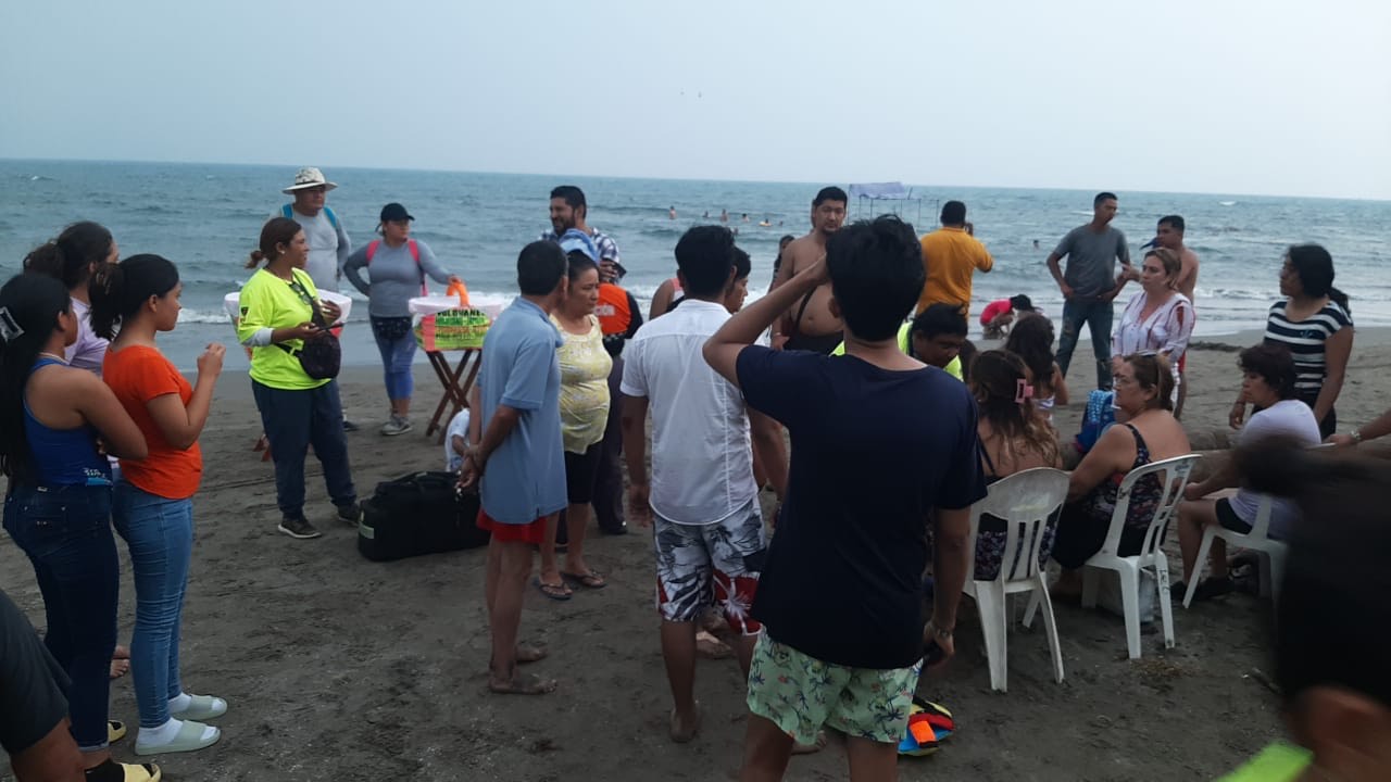 Rescatan a 20 turistas de lancha que se volteó en Antón Lizardo