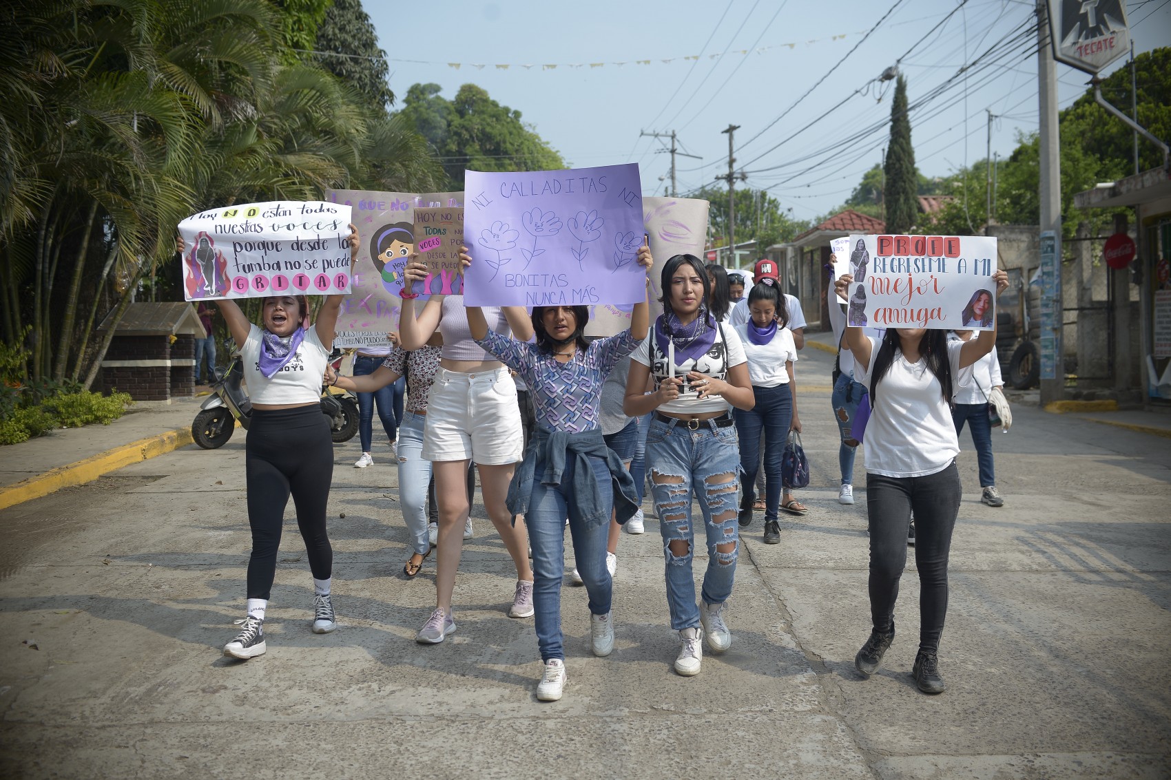 Estudiantes exigen esclarecer muerte de Abi; sospechan de abuso de maestro