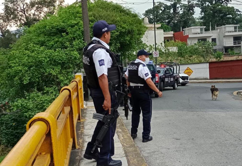 Policías evitan que joven mujer se lanzara desde puente vehicular en Orizaba