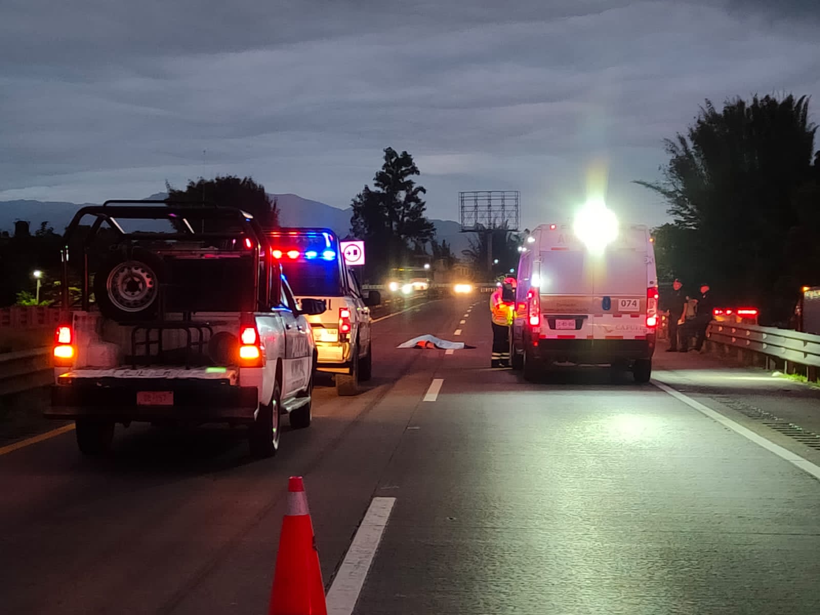 Adolescente muere atropellado en la autopista Orizaba-Puebla por auto desconocido